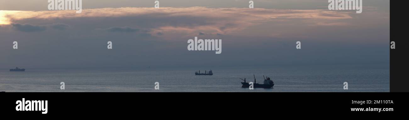 Vista aerea delle navi da carico in mare aperto al tramonto. Foto Stock