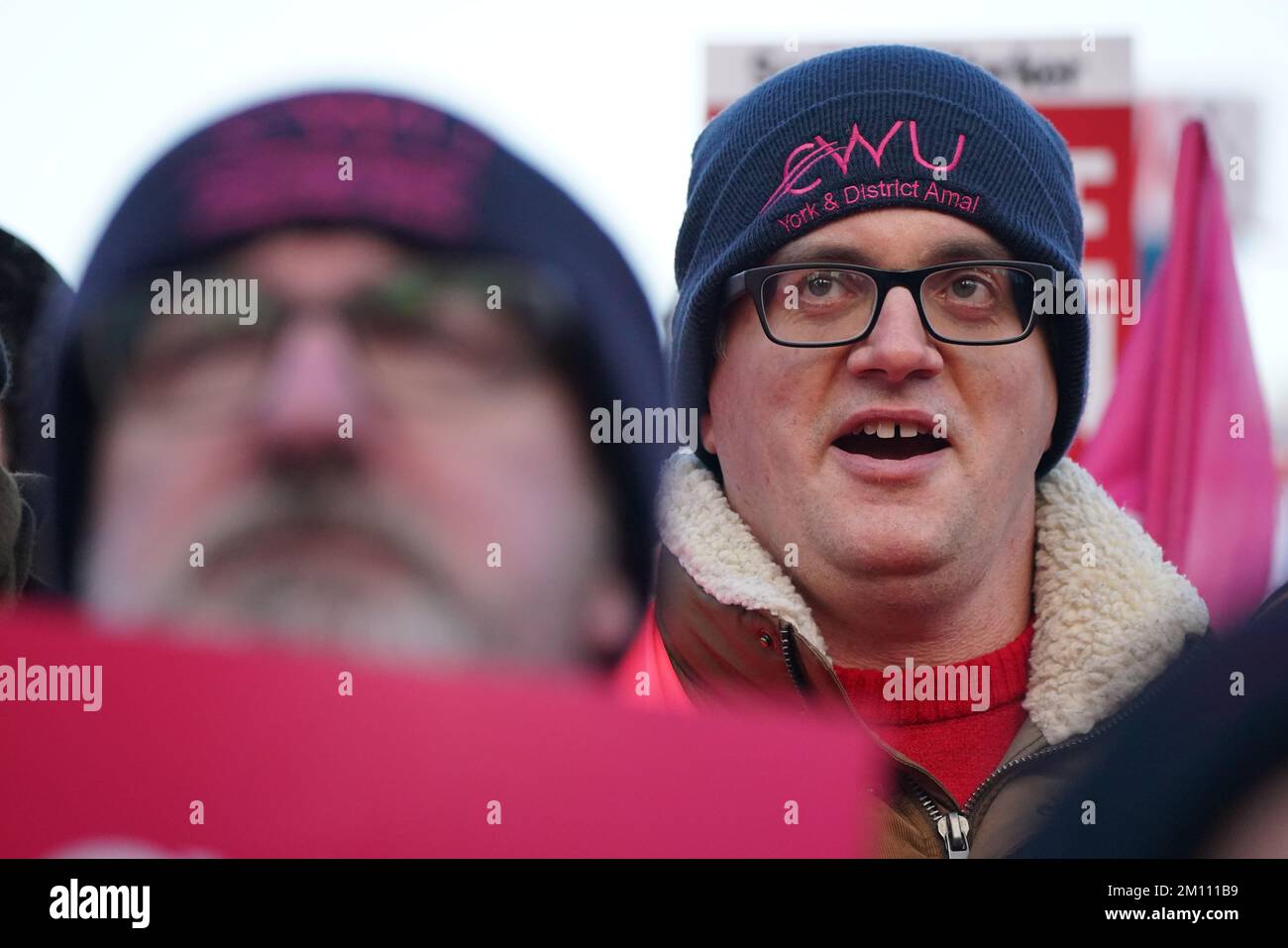 I membri della Communication Workers Union (CWU) tengono un raduno in Parliament Square, Londra, mentre i Royal Mail Workers segnano un altro sciopero nella sempre più aspra disputa su posti di lavoro, retribuzioni e condizioni. Data immagine: Venerdì 9 dicembre 2022. Foto Stock