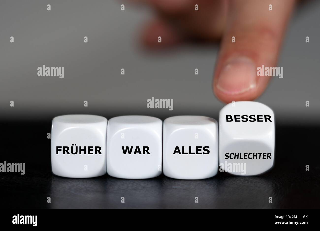 Dice forma l'espressione tedesca 'FRUEHER GUERRA ALLES BESSER-SCHLECHTER' (tedesco per: Tutto era meglio-peggio nei vecchi tempi). Foto Stock