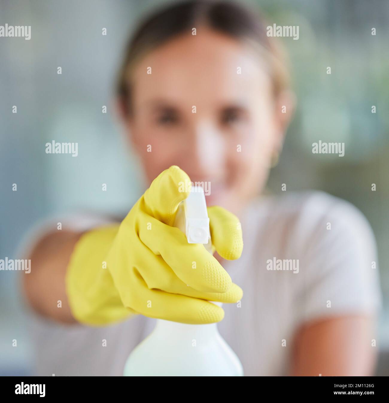 Mani, bomboletta spray e pulizia con una donna in guanti per lavori domestici o sanitizzazione per l'igiene. Mani, lattice e disinfettante con un detergente femminile Foto Stock