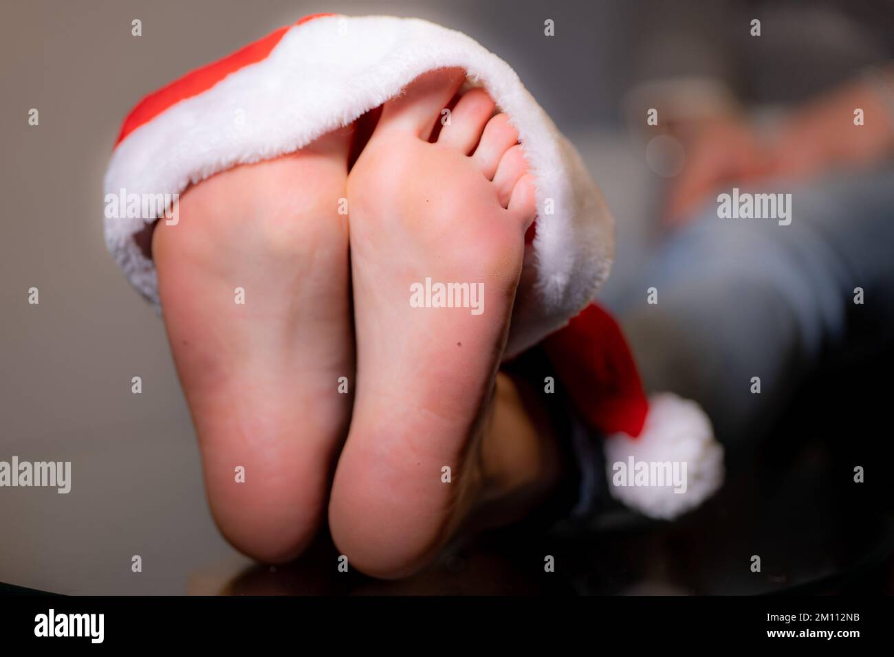 donna piedi e suole primo piano con cappello di natale Foto Stock