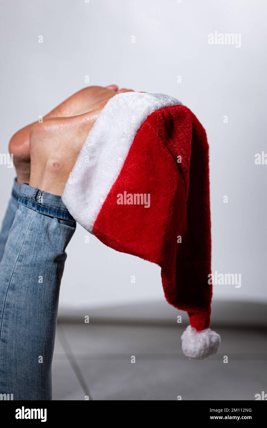 donna piedi e suole primo piano con cappello di natale Foto Stock