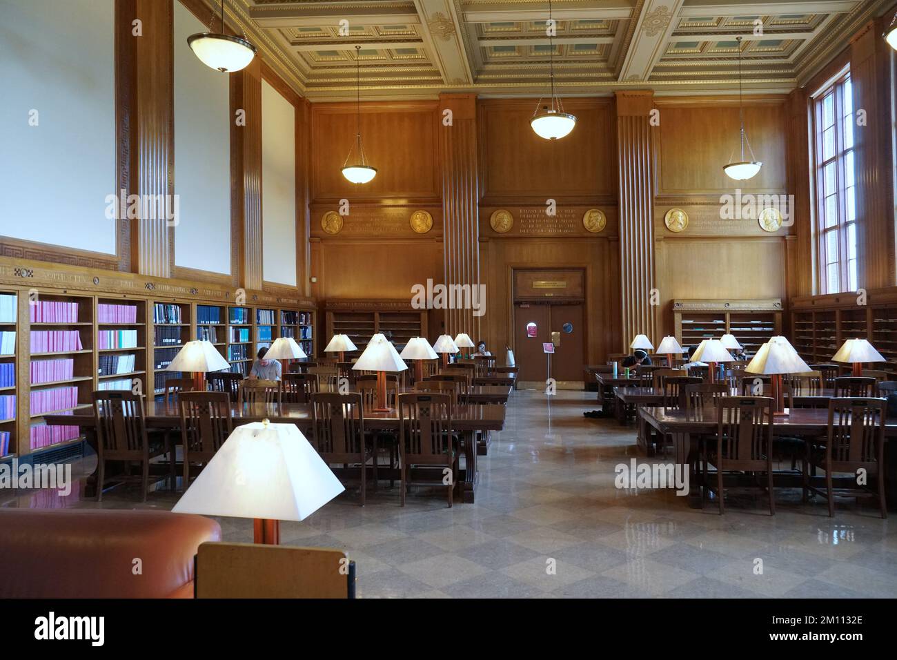 Rochester, NY - Agosto 2022: Elegante sala di studio in pannelli di legno presso la biblioteca dell'Università di Rochester. Foto Stock