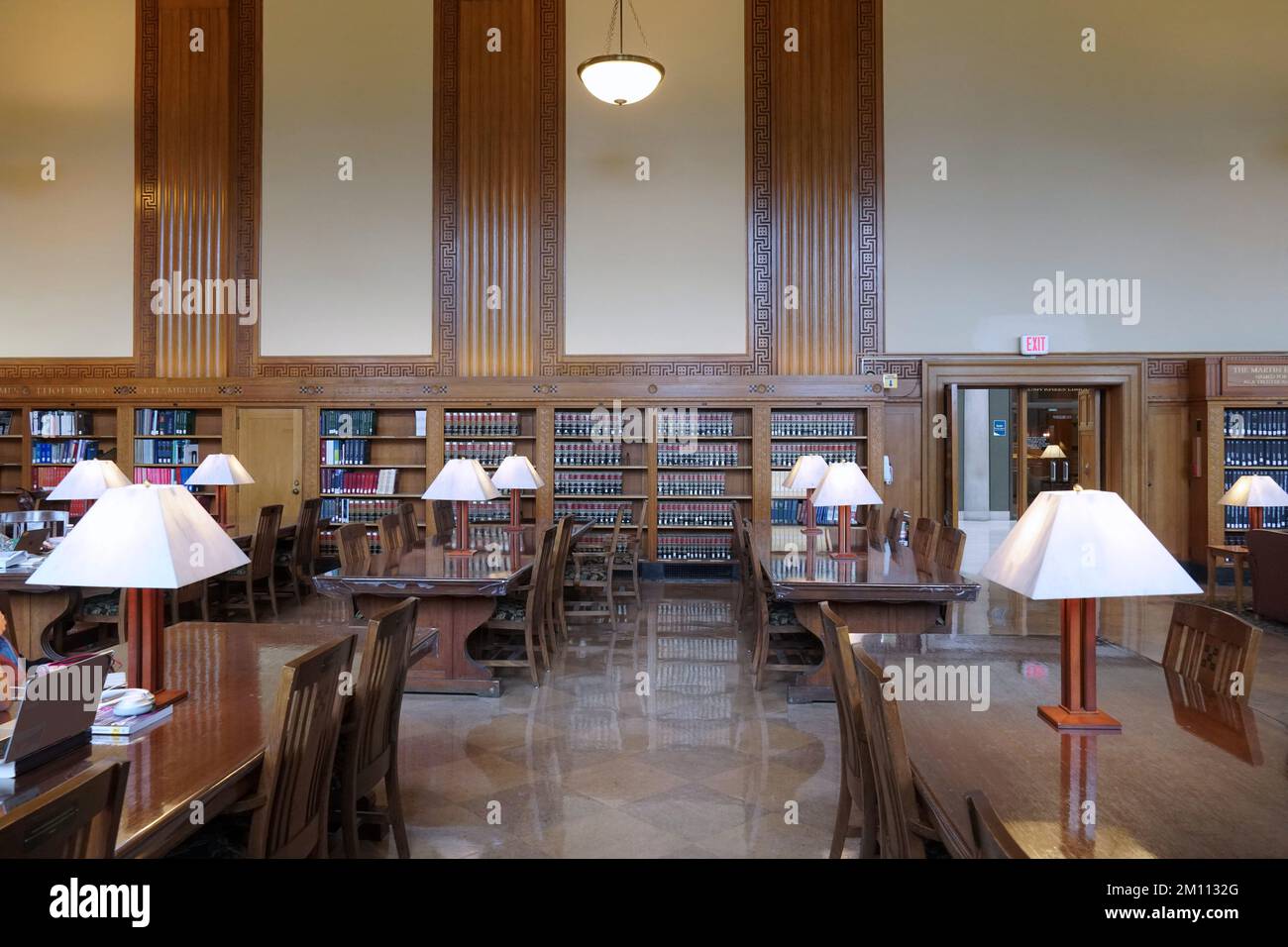 Rochester, NY - Agosto 2022: Elegante sala di studio in pannelli di legno presso la biblioteca dell'Università di Rochester. Foto Stock