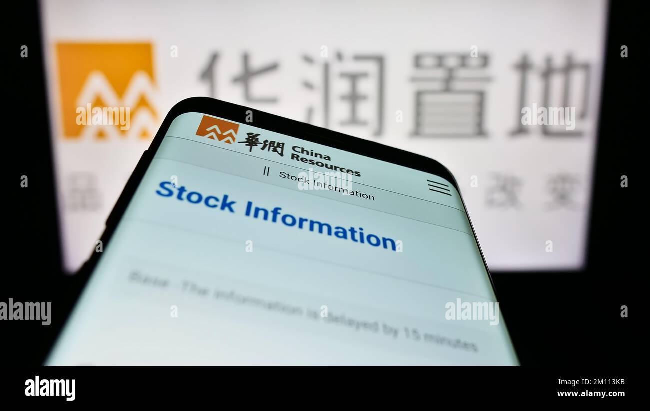 Smartphone con pagina Web della società China Resources Enterprise Limited sullo schermo davanti al logo aziendale. Messa a fuoco in alto a sinistra del display del telefono. Foto Stock