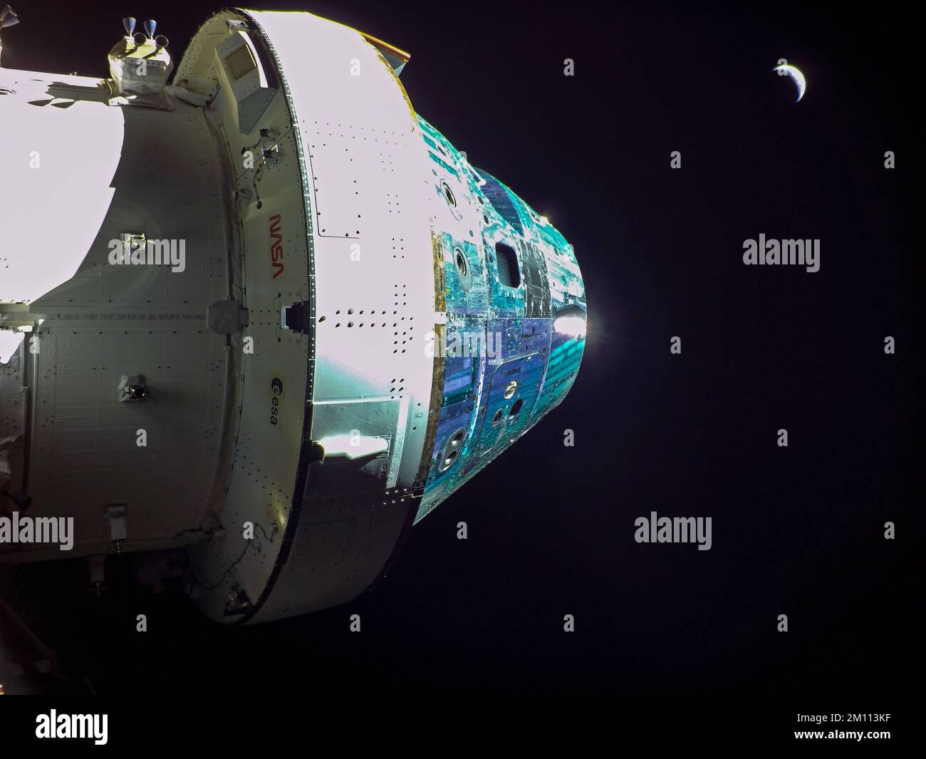 TERRA, LA LUNA - 04 dicembre 2022 - (4 dicembre 2022) il giorno 19th della missione Artemis i, Orion cattura la Terra da una telecamera montata su una di essa Foto Stock