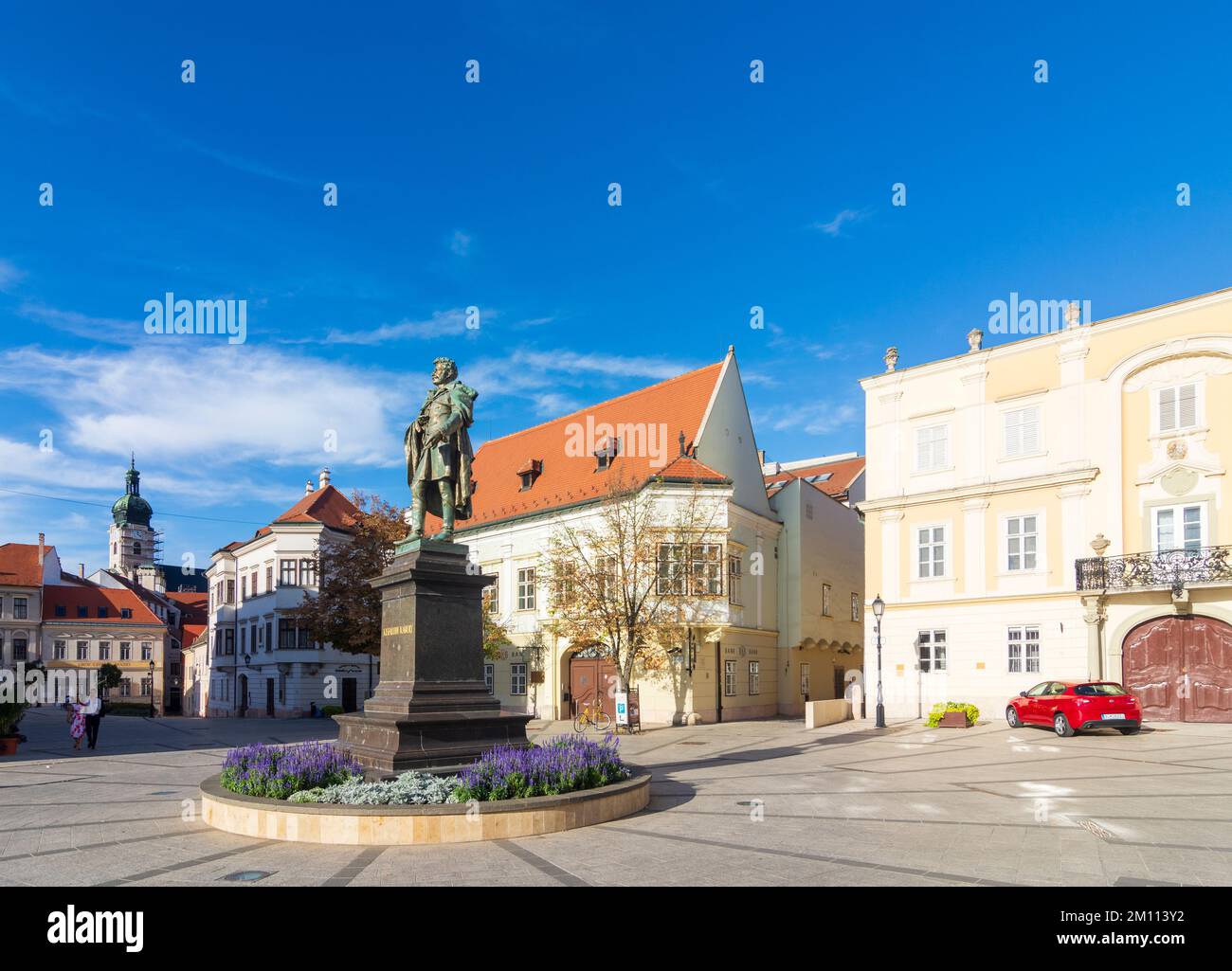 Györ (Raab): Piazza Becsi kapu ter (Wiener Tor Platz, Piazza della porta di Vienna), Statua del Karoly di Kisfaludi, Basilica, Ott House in , Györ-Moson-Sopron, Hun Foto Stock