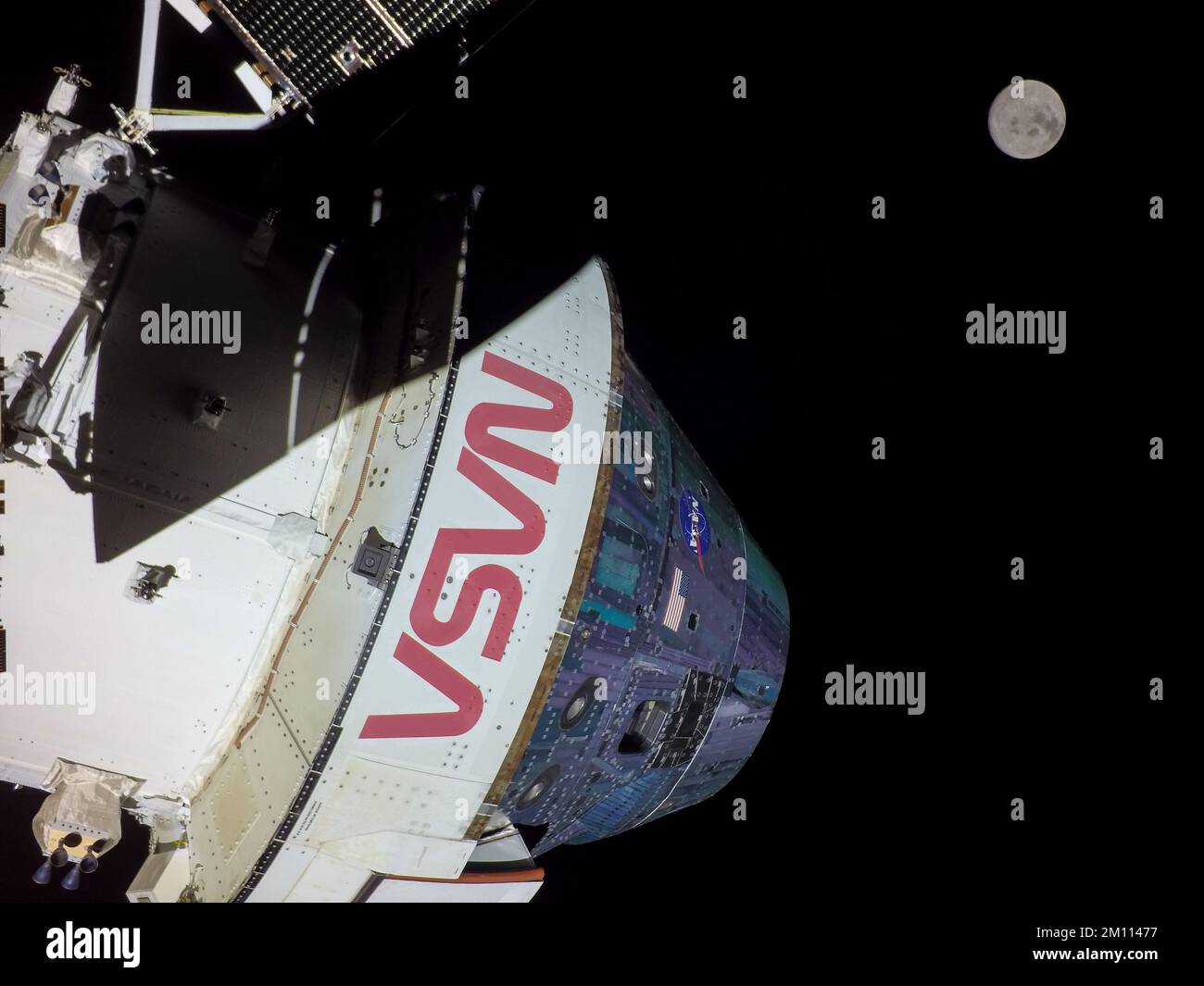 TERRA, LA LUNA - 02 dicembre 2022 - Una telecamera montata su uno dei quattro array solari di Orione ha catturato questa immagine della Luna in volo il giorno 17 del 25,5 Foto Stock