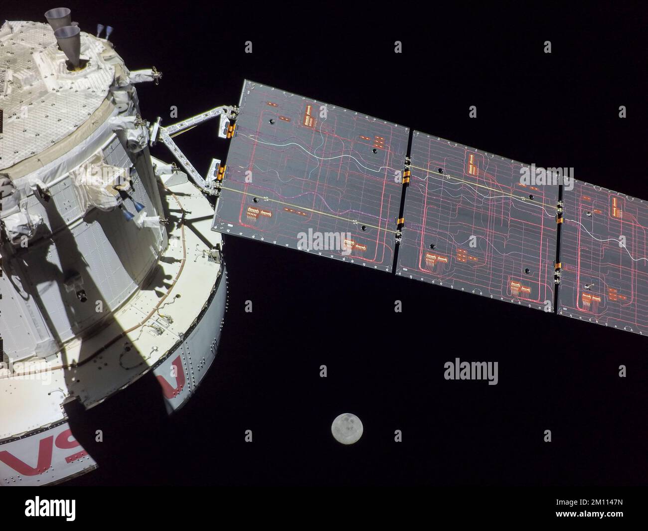 TERRA, LA LUNA - 02 dicembre 2022 - Una telecamera montata su uno dei quattro array solari di Orione ha catturato questa immagine della Luna in volo il giorno 17 del 25,5 Foto Stock