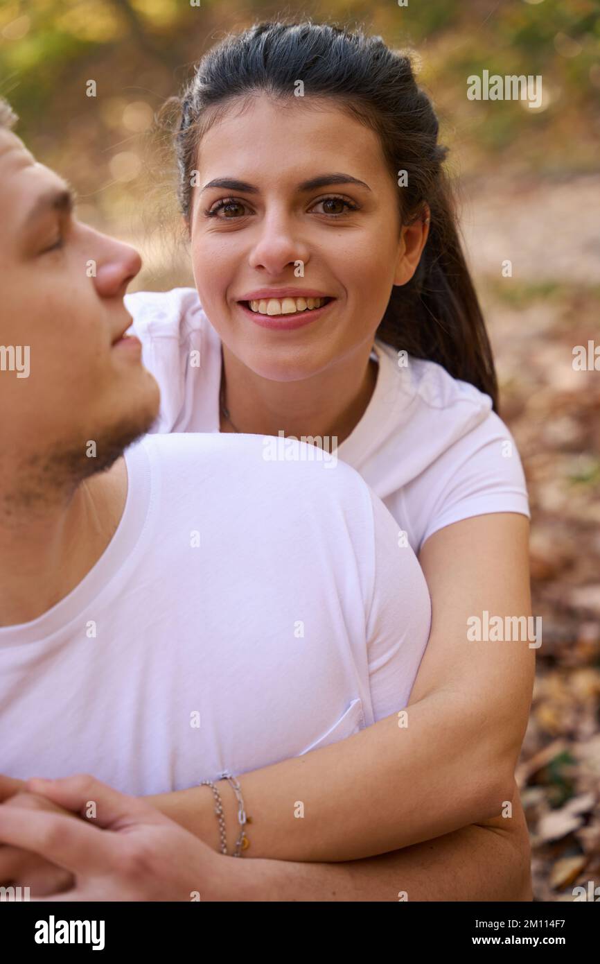 Affascinante giovane donna dagli occhi bruni che abbraccia la sua amica Foto Stock