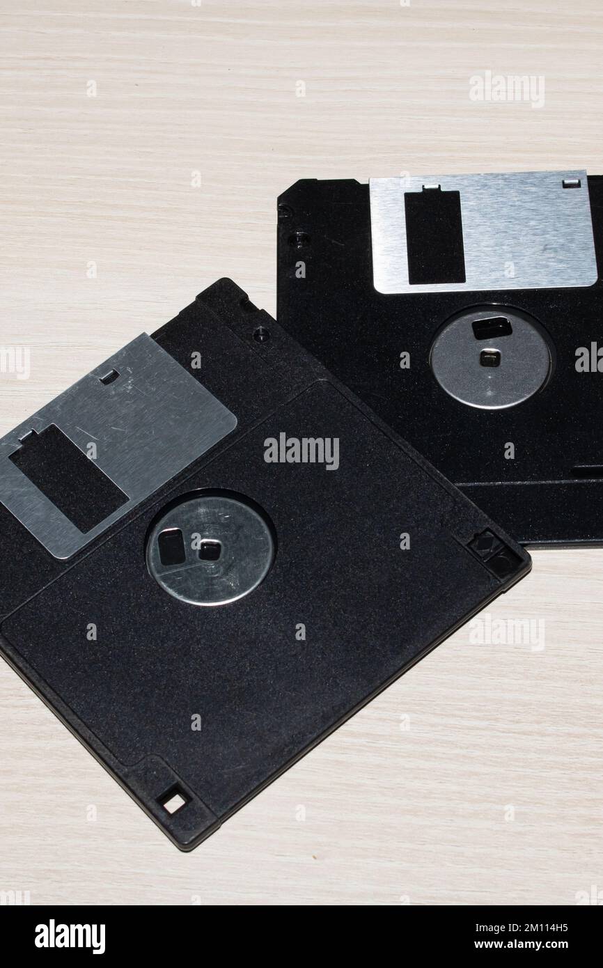 Due floppy disk su un tavolo in legno da vicino Foto Stock