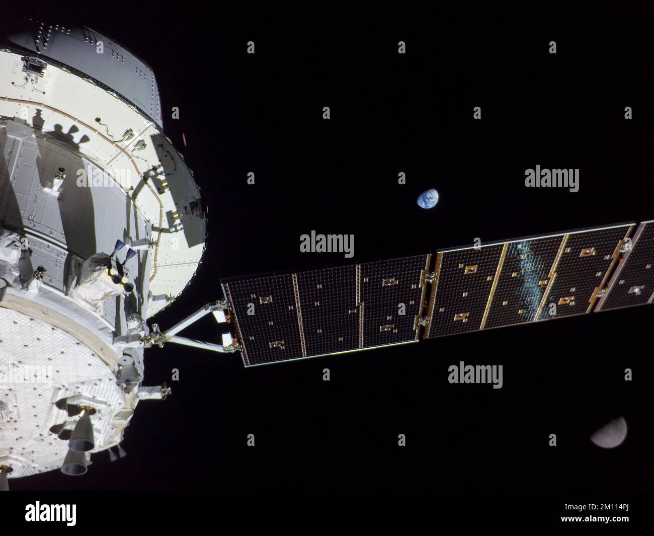 TERRA, LA LUNA - 28 novembre 2022 - il giorno del volo 13, Orion ha raggiunto la sua massima distanza dalla Terra durante la missione Artemis i quando era 268.563 Foto Stock