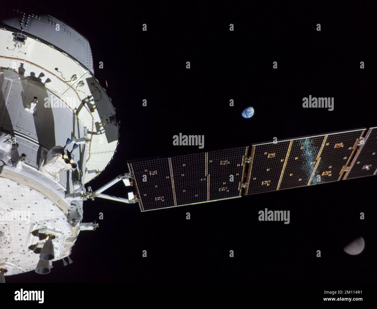 TERRA, LA LUNA - 28 novembre 2022 - il giorno del volo 13, Orion ha raggiunto la sua massima distanza dalla Terra durante la missione Artemis i quando era 268.563 Foto Stock