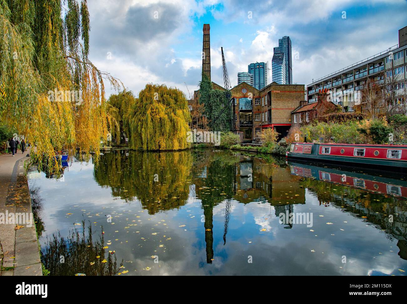 Regents Canal in autunno, Islington, Londra, Regno Unito. Foto Stock