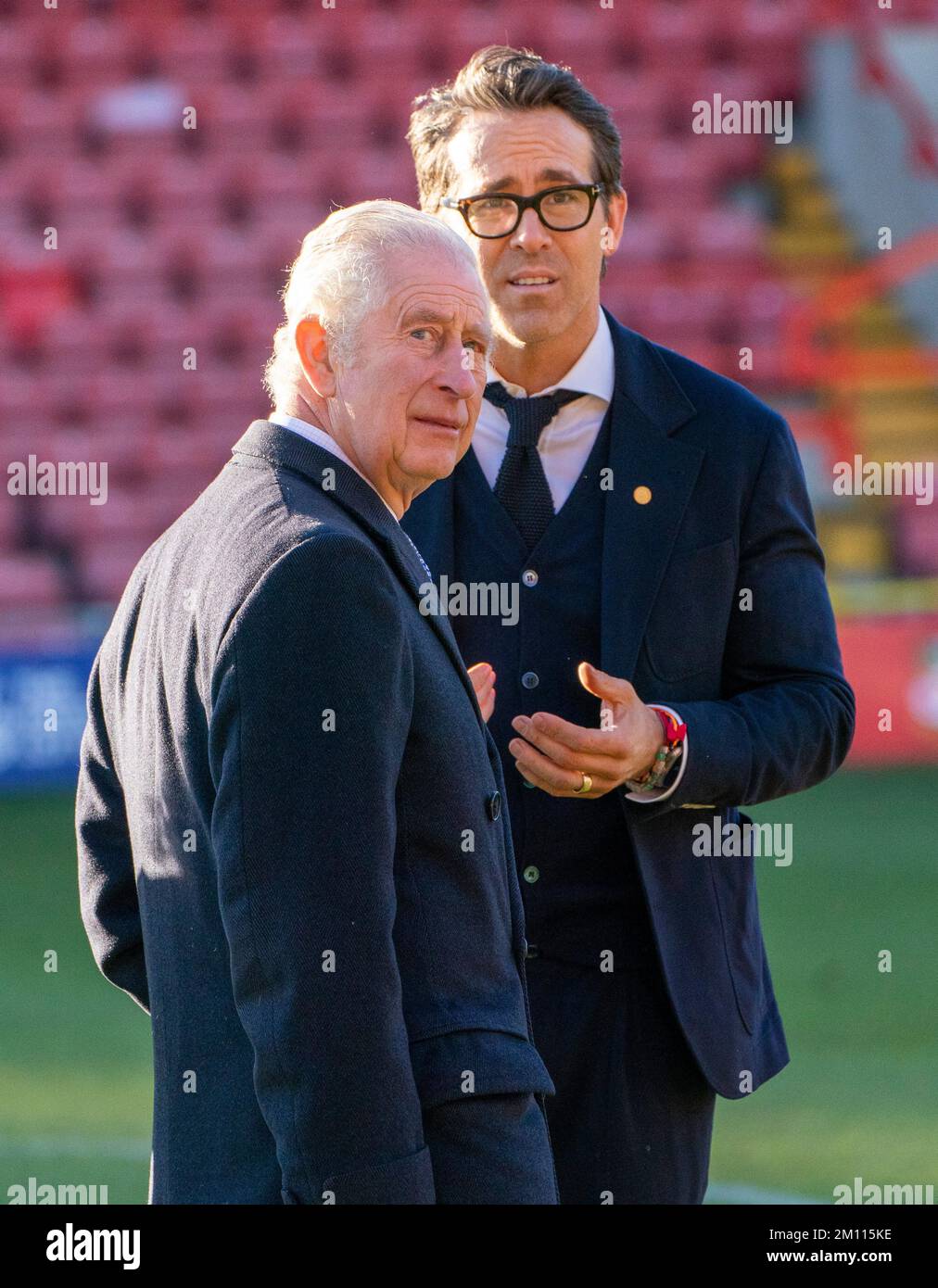 Re Carlo III (a sinistra) parla con Ryan Reynolds durante una visita all'ippodromo della Wrexham Association Football Club. Re Carlo III e la Regina Consort incontrarono i proprietari e gli attori di Hollywood, Ryan Reynolds e Rob McElhenney, e i giocatori per conoscere la ristrutturazione del club, come parte della loro visita a Wrexham. Data immagine: Venerdì 9 dicembre 2022. Foto Stock
