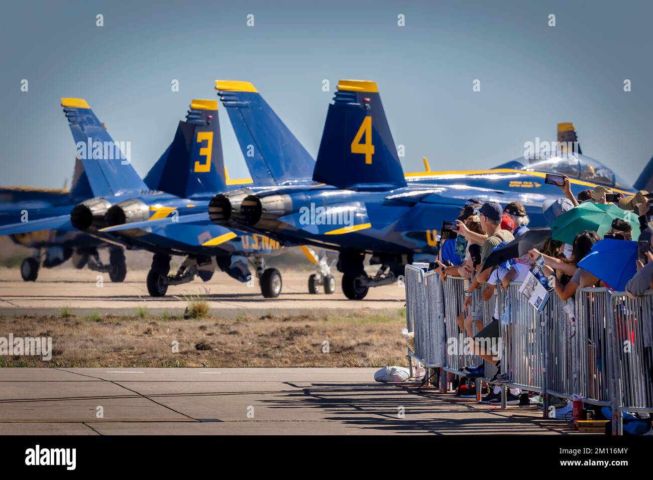I fan della US Navy Blue Angels si allineano alla recinzione mentre il team taxi per il decollo al Miramar Airshow 2022 a San Diego, California. Foto Stock