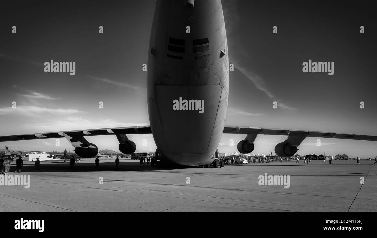 I Marines DEGLI STATI UNITI conducono un Walkdown del FOD (detriti dell'oggetto straniero) vicino ad una galassia C5 alla fine della giornata all'esposizione aerea di Miramar 2022 a San Diego, California. Foto Stock