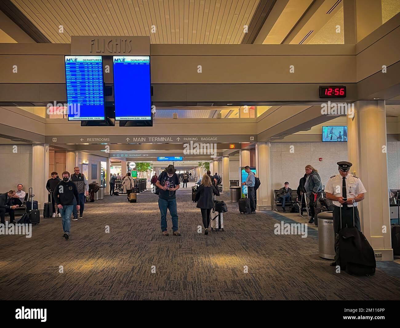 I viaggiatori che si trovano nel terminal dell'aeroporto internazionale General Mitchell di Milwaukee, Wisconsin. Foto Stock