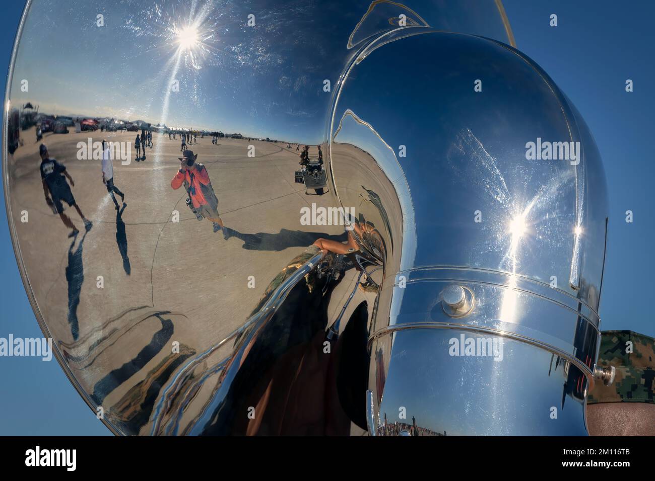 Un selfie in un Sousaphone con la terza Marine Aircraft Wing Band (MAW) mentre suonano per l'apertura del Miramar Airshow 2022 a San Diego, Califor Foto Stock