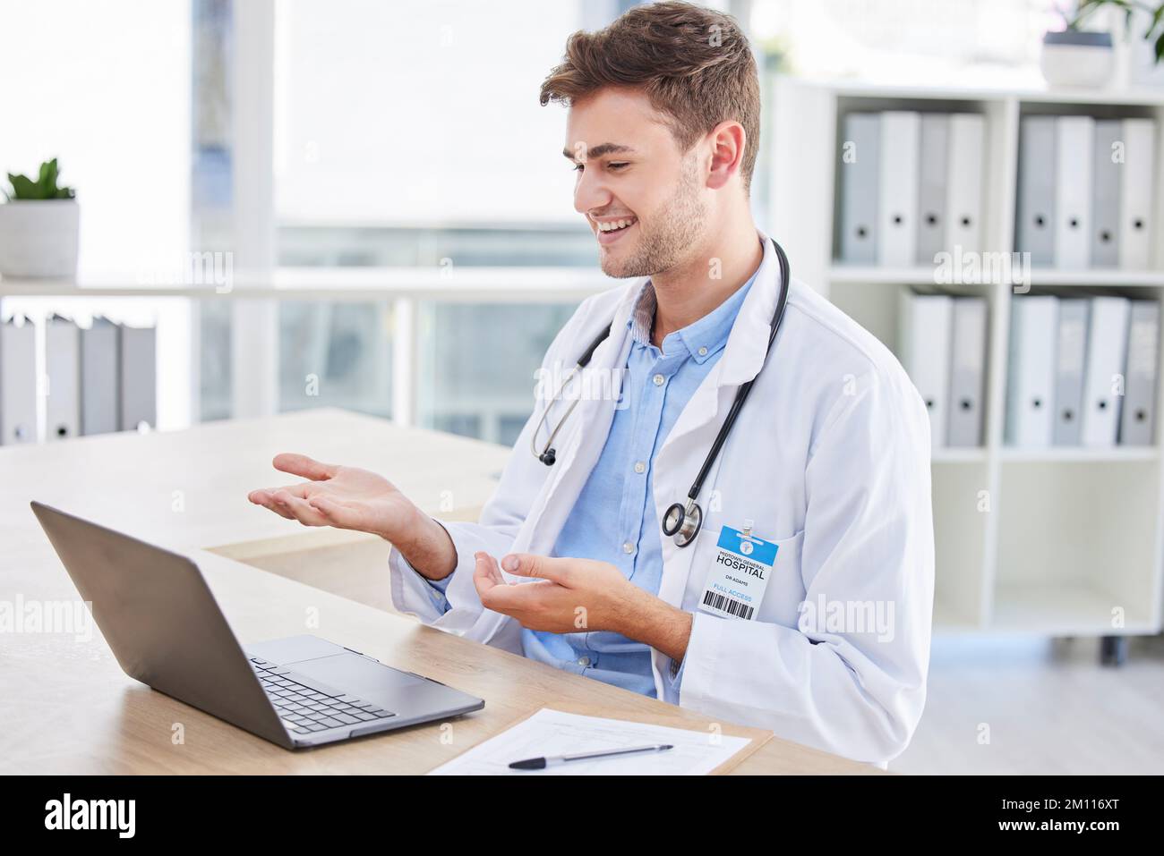 Laptop, consulenza o medico su una videochiamata per una riunione online con un esperto che parla di consulenza chirurgica. Comunicazione, virtuale o felice Foto Stock
