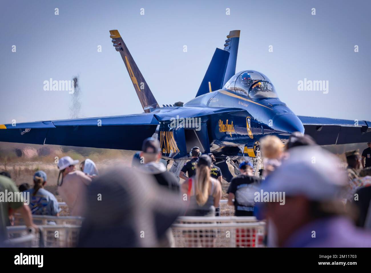 Gli US Navy Blue Angels, con una folla in attesa di prepararsi a prendere il cielo, al Miramar Airshow 2022 a San Diego, California. Foto Stock