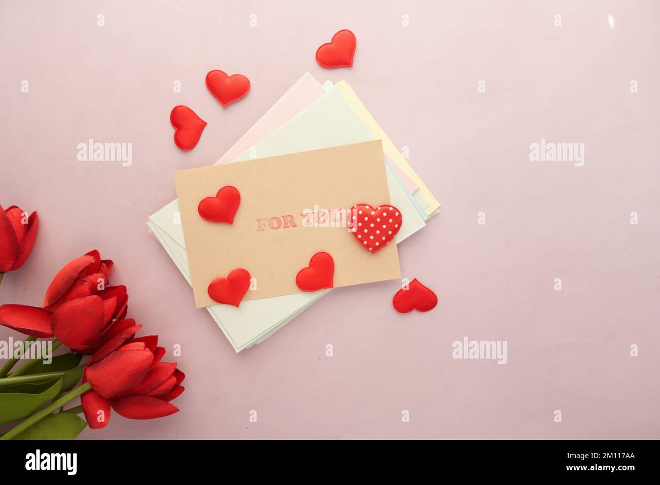 simbolo a forma di cuore e busta su sfondo di colore d. Foto Stock