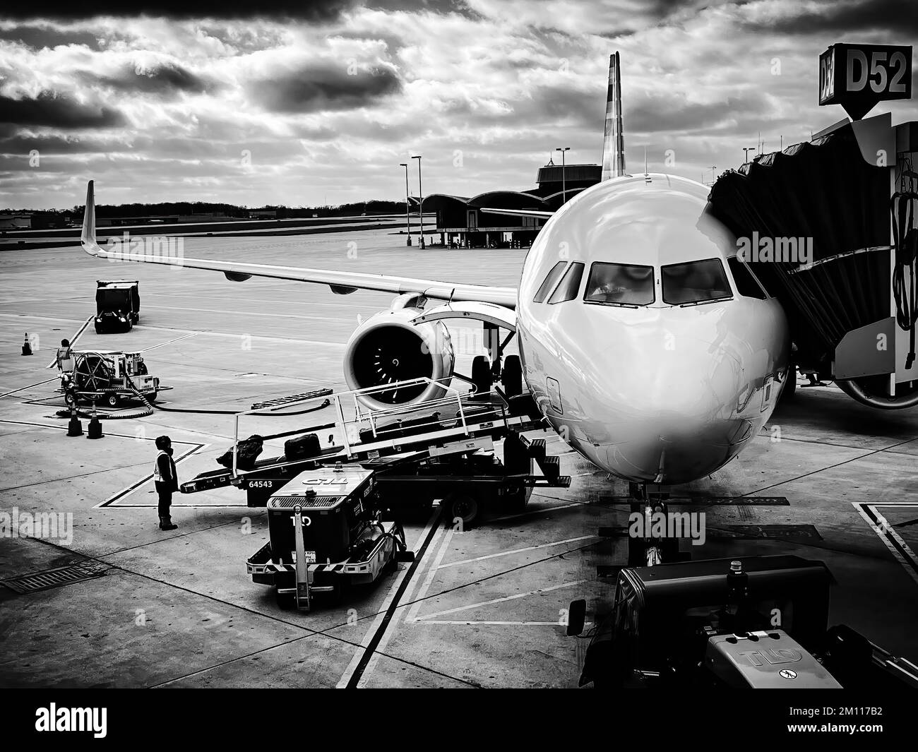 Un aereo si sta preparando per salire a bordo dei clienti all'aeroporto internazionale General Mitchell di Milwaukee, Wisconsin. Foto Stock