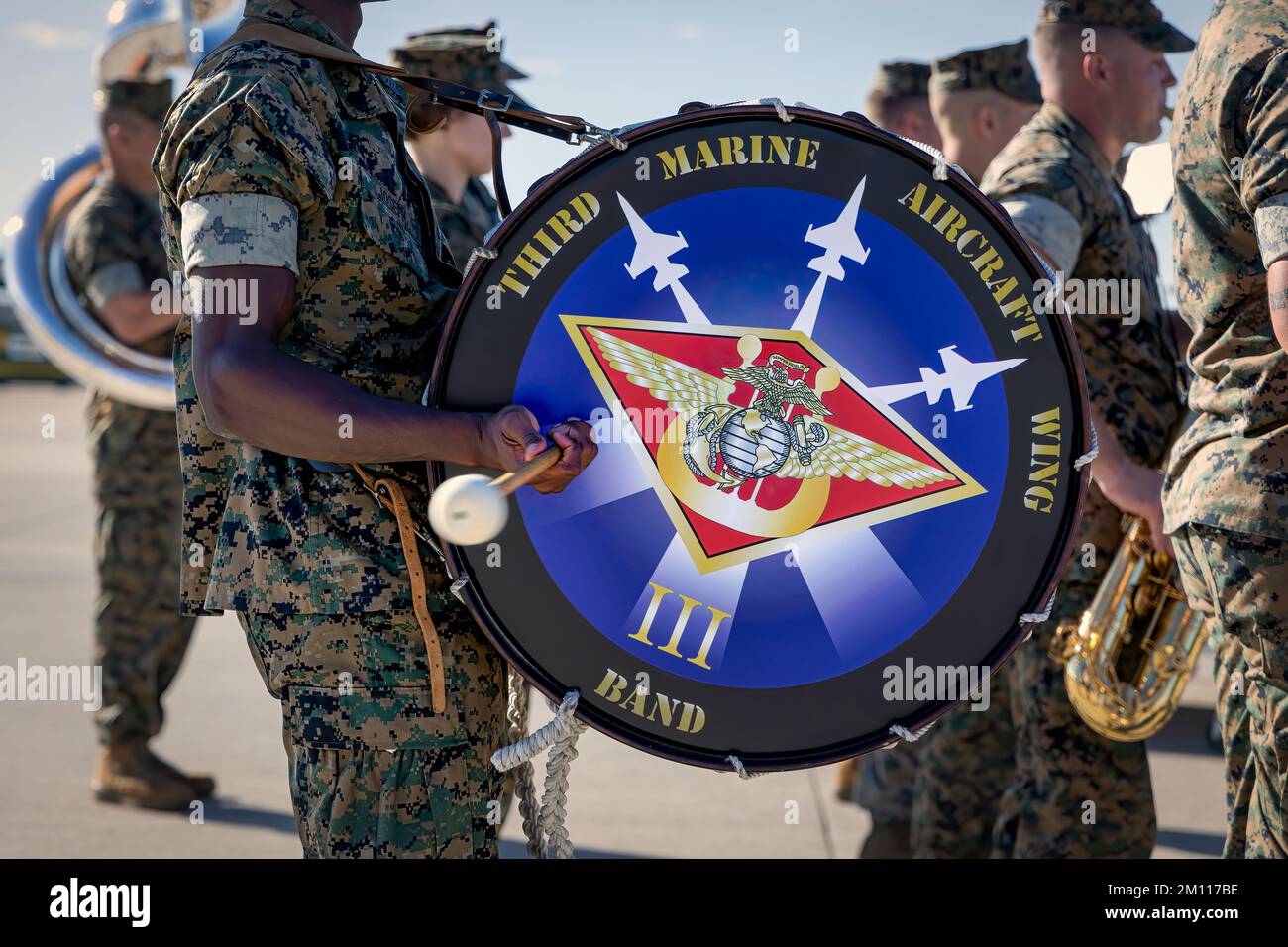 Il basso batterista della terza Marine Aircraft Wing Band (MAW) che si esibisce per l'apertura del Miramar Airshow 2022 a San Diego, California. Foto Stock