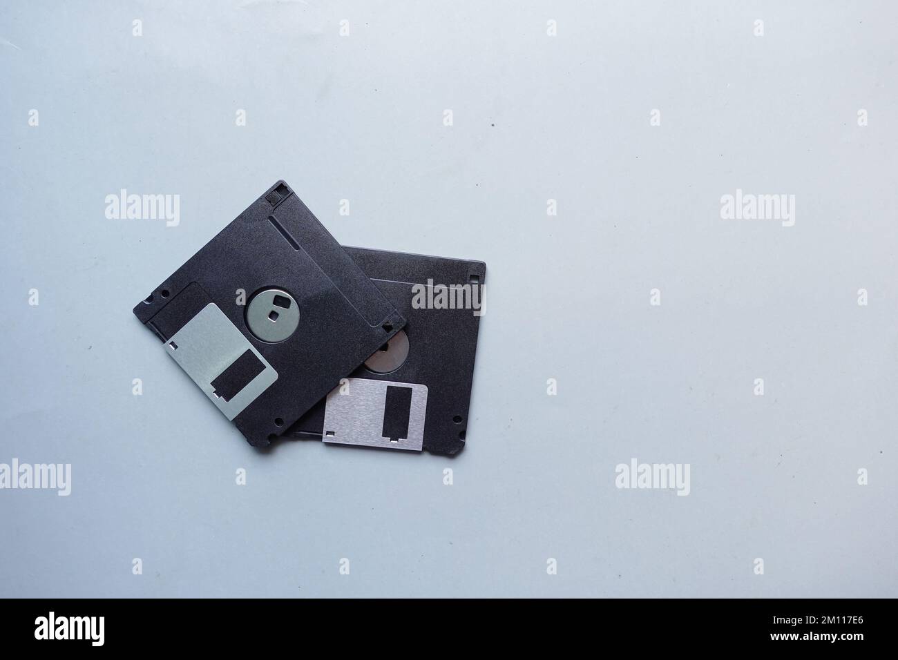un vecchio floppy disk vintage su sfondo grigio. Foto Stock