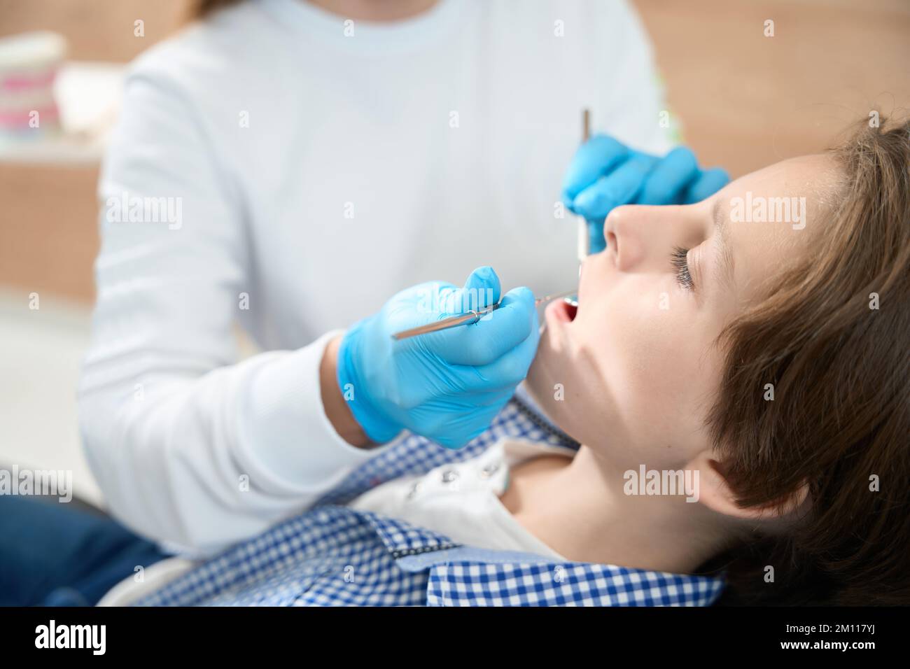 Al bambino viene data una compilazione in studio dentale Foto Stock