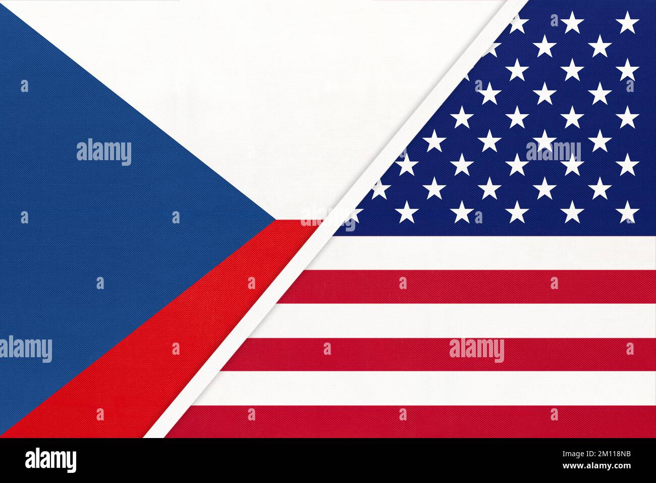 Repubblica Ceca e Stati Uniti d'America o USA, simbolo del paese. Czechia contro bandiere nazionali americane. Relazioni e partnership tra due co Foto Stock