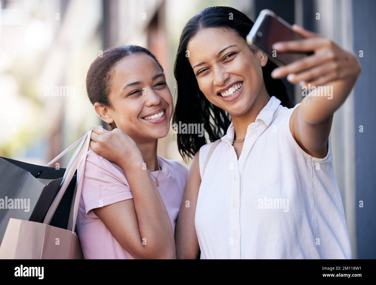 Amici, sorridi e fai un selfie per strada per i social media dopo aver fatto acquisti di abbigliamento, legami e nuove tendenze della moda. Nero Foto Stock