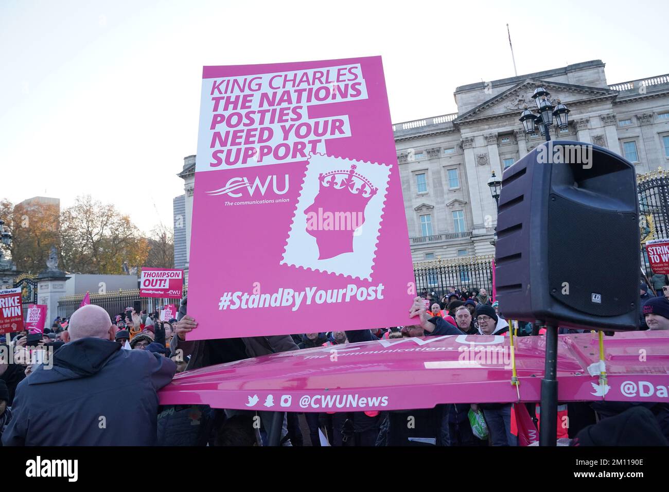 I membri della Communication Workers Union (CWU) al di fuori di Buckingham Palace, Londra, durante un raduno per i Royal Mail Workers per segnare un altro sciopero nella sempre più aspra disputa su posti di lavoro, salari e condizioni. Data immagine: Venerdì 9 dicembre 2022. Foto Stock