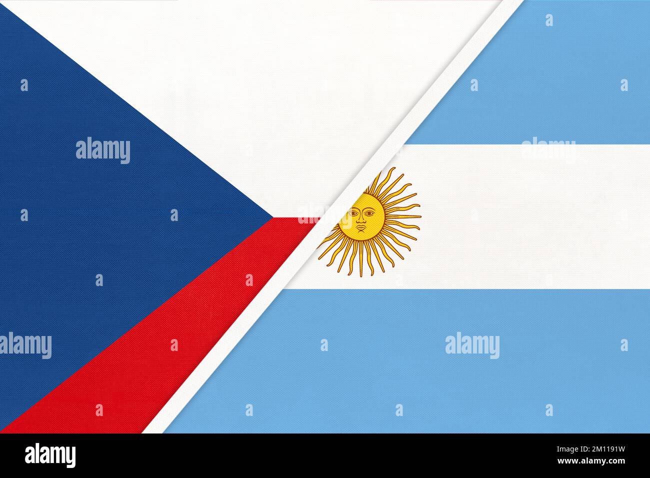 Repubblica ceca e Argentina o Repubblica argentina, simbolo del paese. Czechia vs bandiere nazionali argentine. Relazione e partenariato tra due Foto Stock