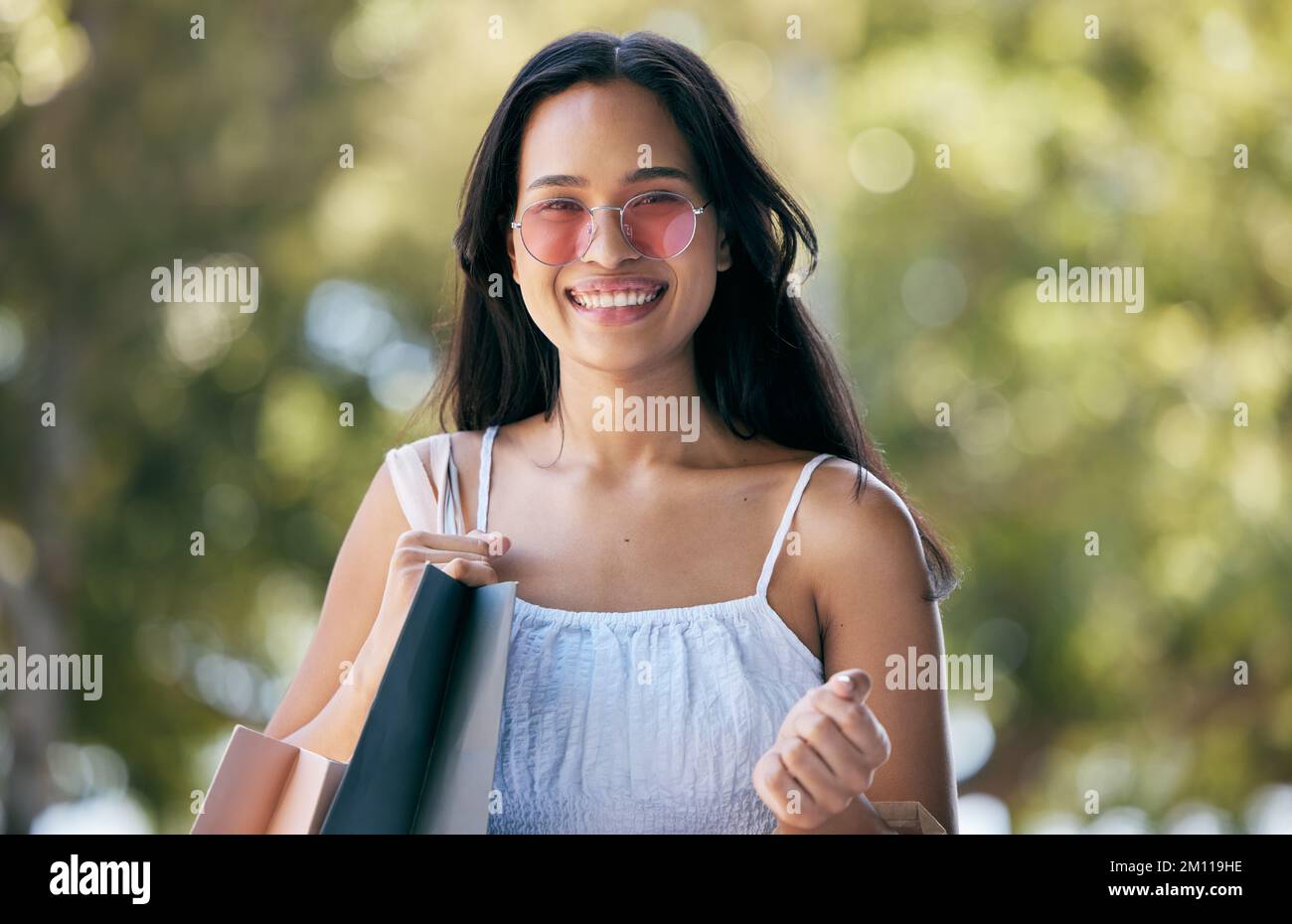 Donna, ritratto e shopping con shopping bag all'aperto, moda con marchio di stilista e felice con sconti di vendita. Cliente, negozio e mockup con Foto Stock