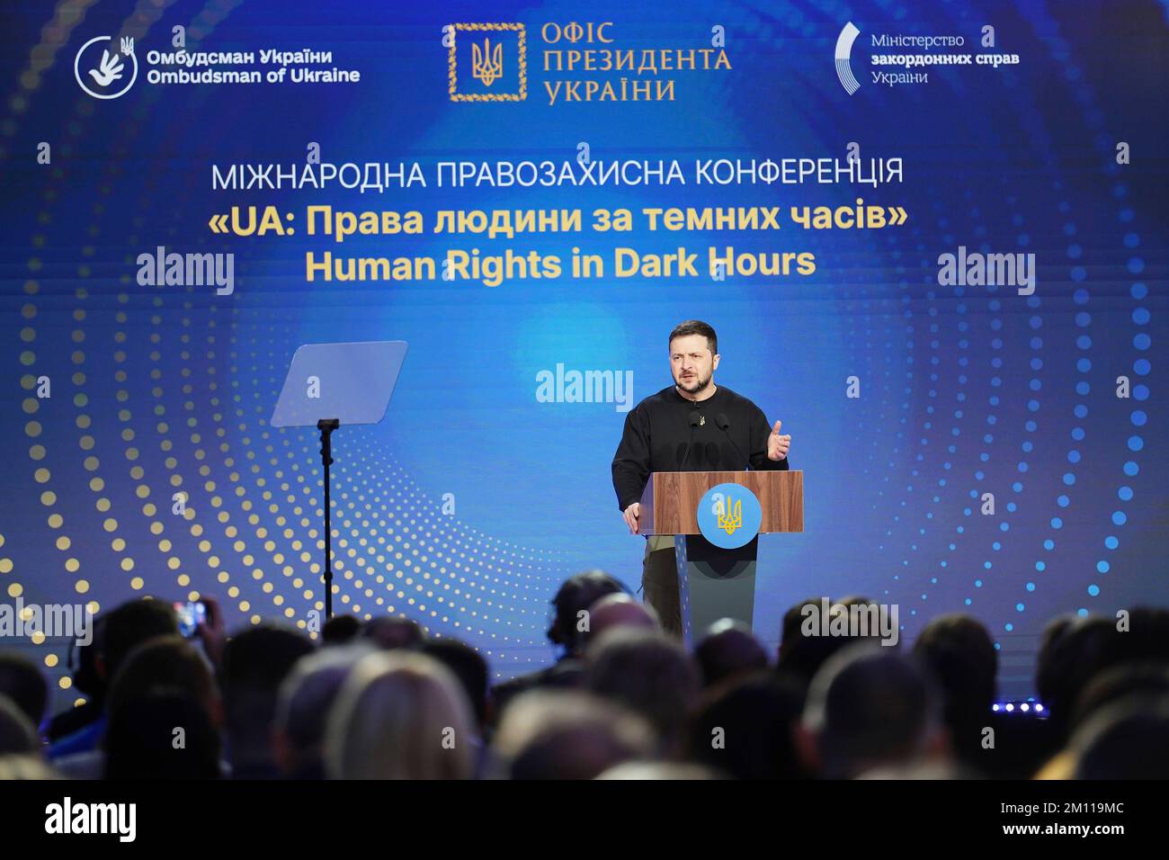 Kiev, Ucraina. 09th Dec, 2022. Il presidente ucraino Volodymyr Zelenskyy consegna un discorso alla Conferenza internazionale “UA: Diritti umani nel tempo oscuro”, 9 dicembre 2022 a Kyiv, Ucraina. Credit: Alexander Rozhenyuk/Ufficio stampa presidenziale ucraino/Alamy Live News Foto Stock