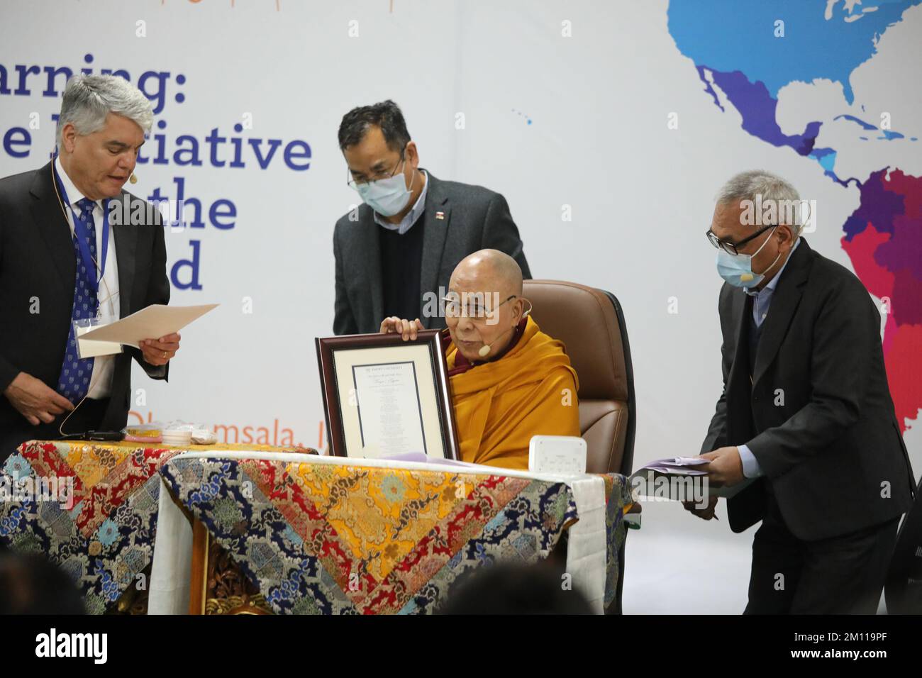 Dharamsala, India. 9th Dec, 2022. Il Dalai lama partecipa a una conferenza di 2 giorni presso il Centro per la Scienza contemplativa e l'etica basata sulla compassione Emory University (Emory Compassion Center) per celebrare due importanti tappe, La creazione della biblioteca e dell'archivio di Dalai lama e l'anniversario di sua Santità il Dalai lama che ha ricevuto il Premio Nobel per la pace il 9 dicembre 2022 a Dharamsala, in India. (Credit Image: © Sanjay Baid/eyepix via ZUMA Press Wire) Foto Stock