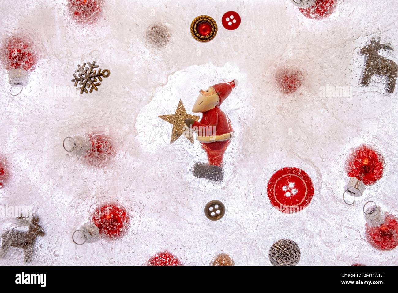 Babbo Natale congelato in blocco di ghiaccio. Ornamenti natalizi in blocco di ghiaccio. fotografia creativa del ghiaccio. Concetto creativo di Natale. Bloccato nel ghiaccio. Ornamento di Santa Foto Stock