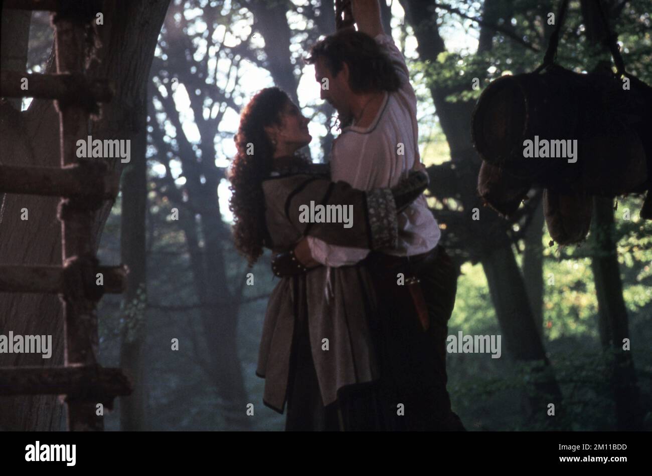 MARY ELIZABETH MASTRANTONIO come Maid Marian e KEVIN COSTNER come Robin di Locksley in ROBIN HOOD : PRINCIPE DEI LADRI 1991 regista KEVIN REYNOLDS musica Michael Kamen costume design John Bloomfield Morgan Creek Entertainment / Warner Bros. Foto Stock