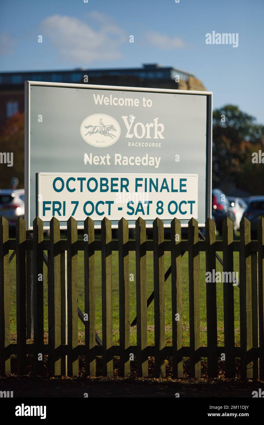 Un cartello all'ippodromo di York che mostra le date della finale di ottobre del 7th e 8th ottobre 2022. Foto Stock