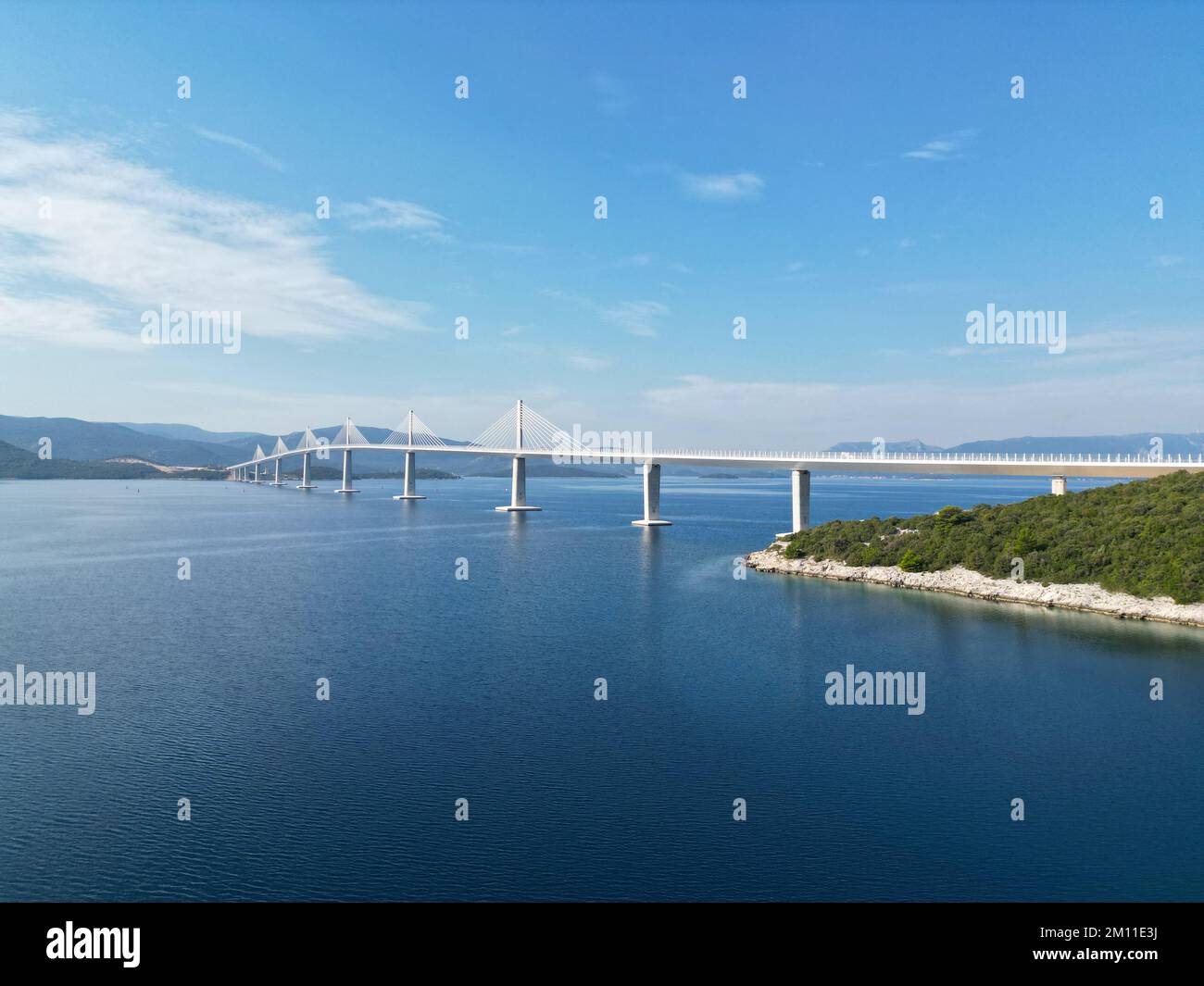 Ponte Peljesac, ponte sospeso Croazia basso angolo drone vista aerea estate Foto Stock