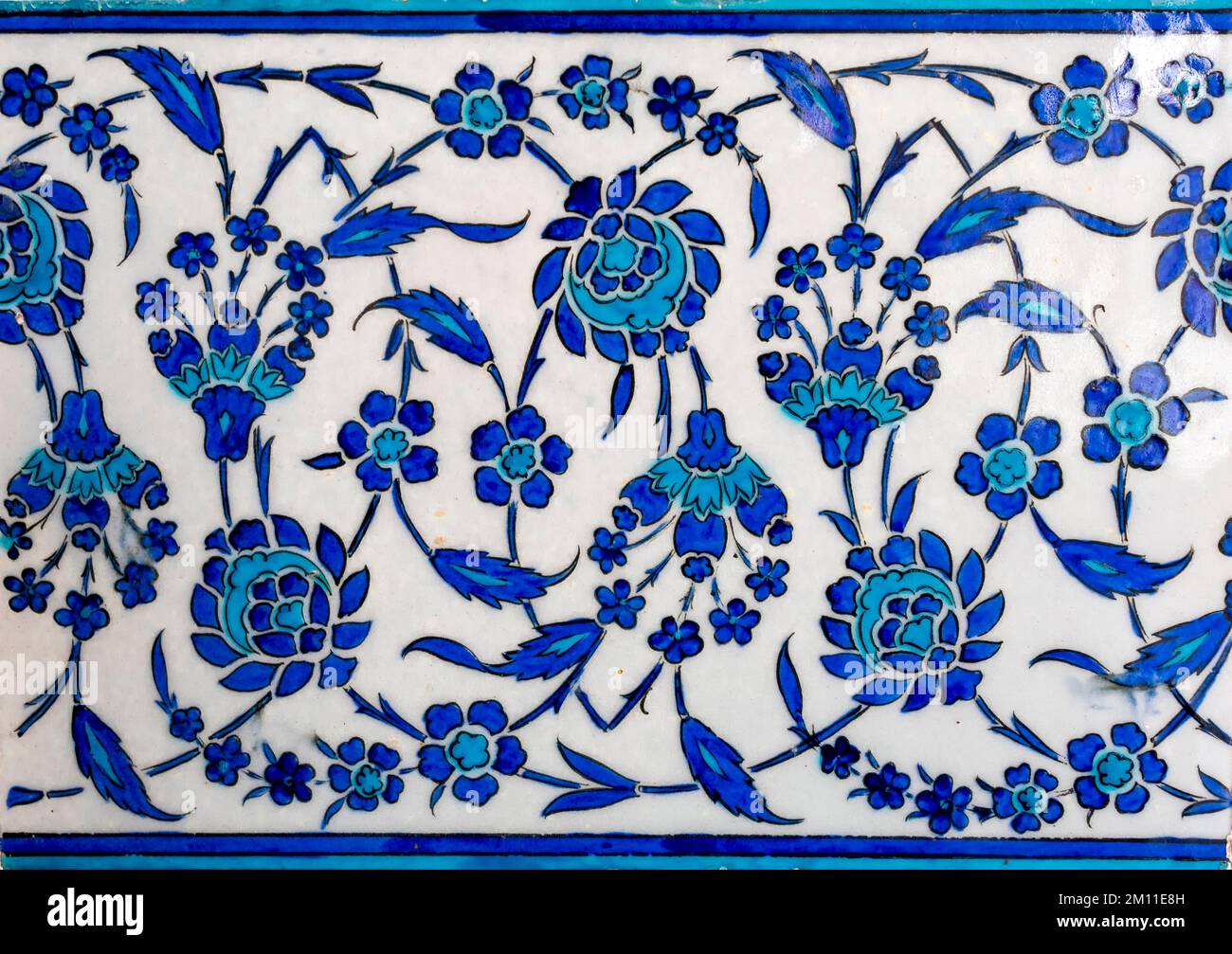 Piastrelle in ceramica Iznik con motivi floreali nel Palazzo Topkapi, Istanbul, Turchia. Foto Stock