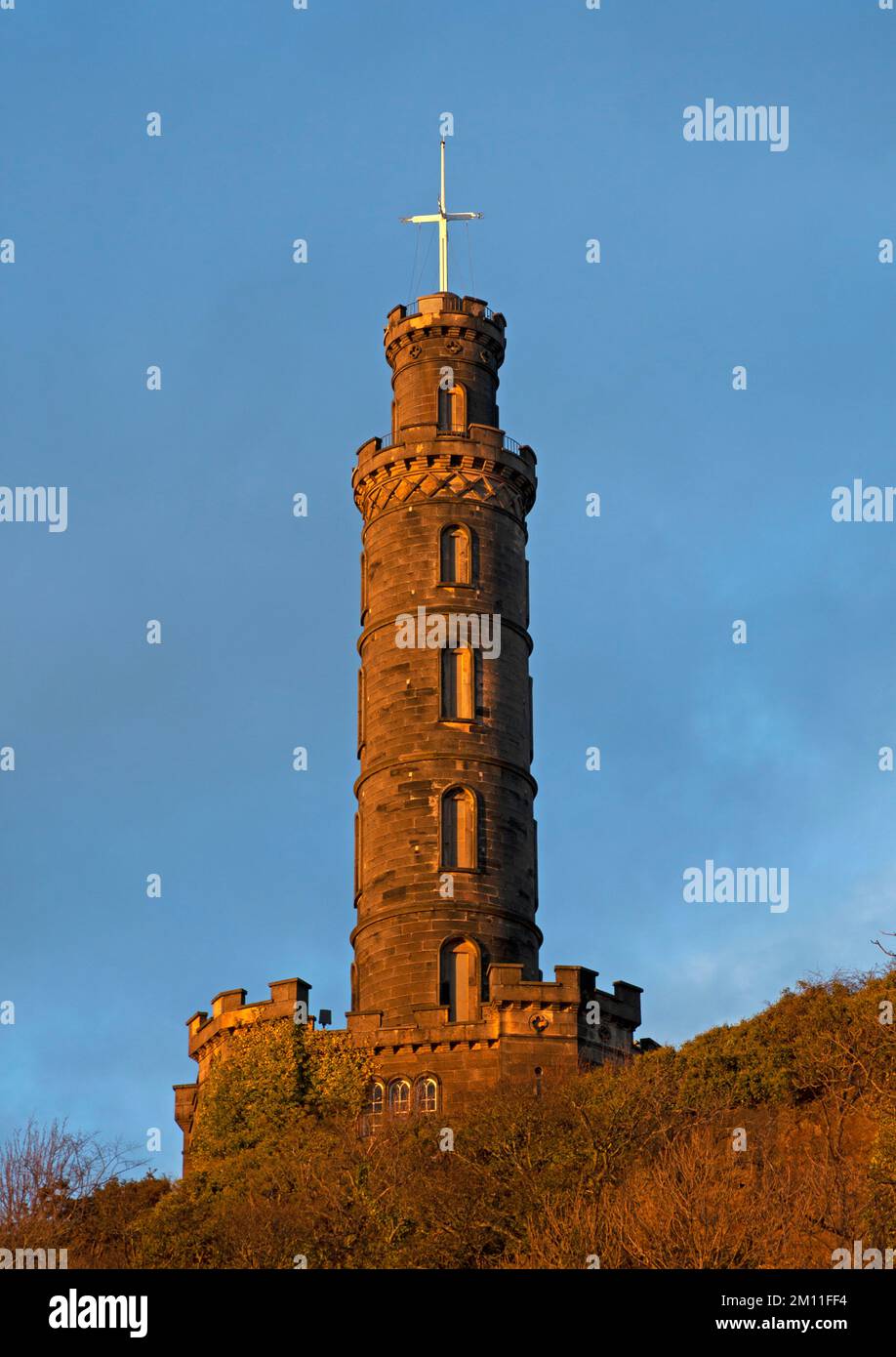 Edimburgo, centro città, Regent Road, Scozia, Regno Unito. 9th dicembre 2022. Il tramonto invernale fa apparire l'architettura di Edimburgo illuminata. La luce del crepuscolo non durò a lungo, ma la luce sbiadita si illuminò abbastanza prima di scomparire sotto le nuvole scure sull'orizzonte. Temperatura attuale appena sotto 4 gradi centigradi (reale sensazione -1) con previsione per meno 2 gradi durante la notte e pioggia di neve prevista domani. Nella foto: Nelson Monument a Calton Hill, attualmente chiuso al pubblico. Credit: Arch White/alamy live news. Foto Stock