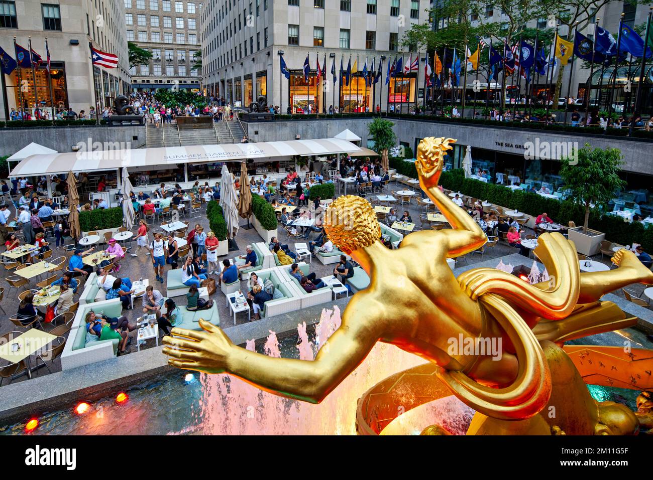 New York. Manhattan. Stati Uniti. Statua d'oro di Prometheus al Rockfeller Center Foto Stock