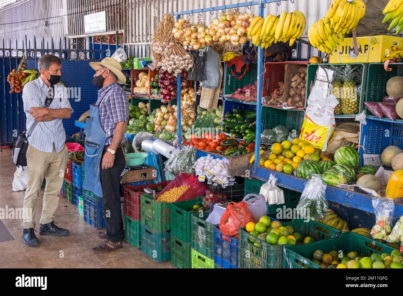 Stalla che vende frutta e verdura nel mercato centrale della città di Cartago in Costa Rica Foto Stock