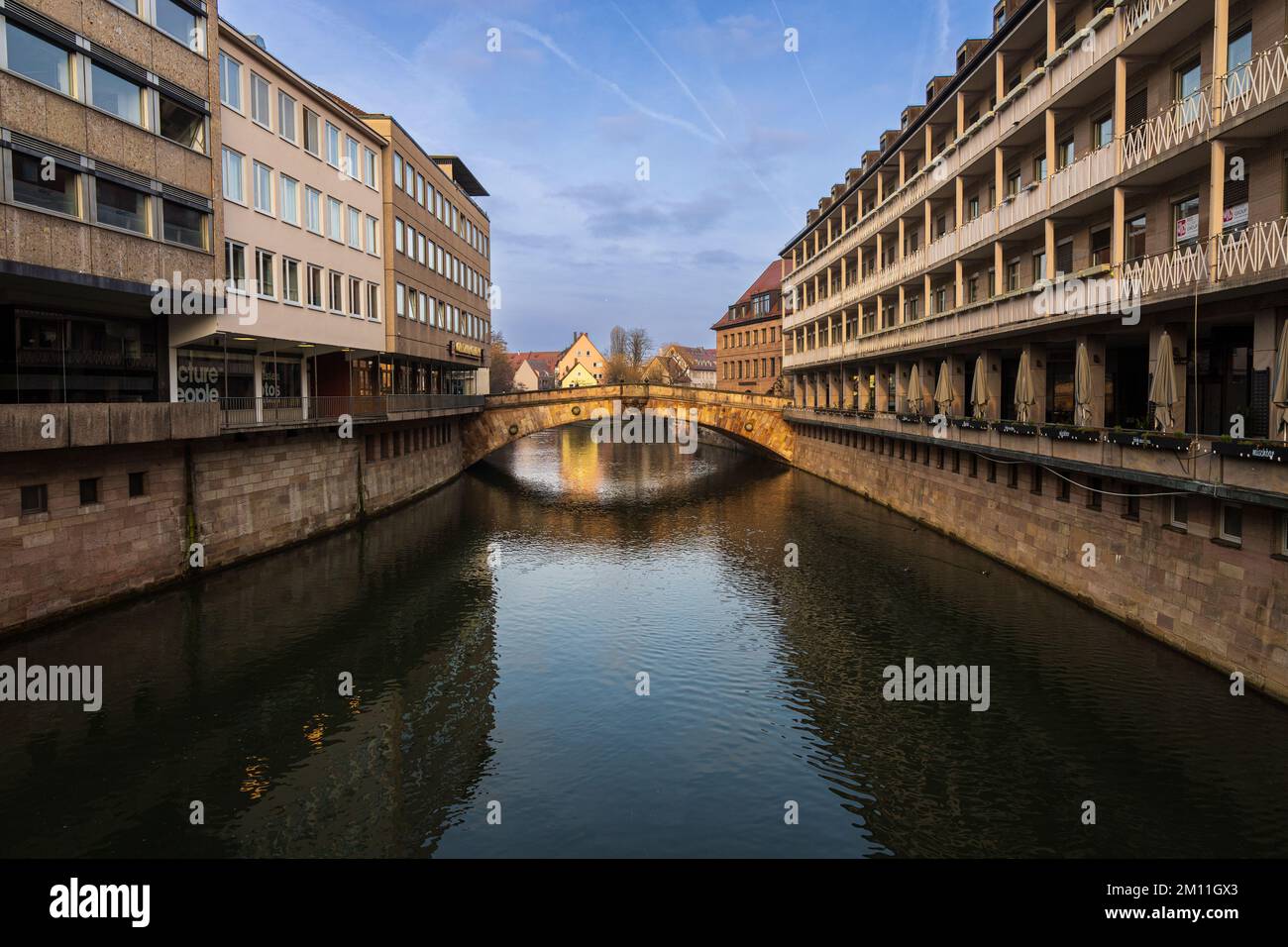 Ponte di Fleisch o Pegnitz (Fleischbrücke), ponte ad arco singolo tardo rinascimentale che attraversa il fiume Pegnitz nella città vecchia. Norimberga, Baviera, Germania. Foto Stock