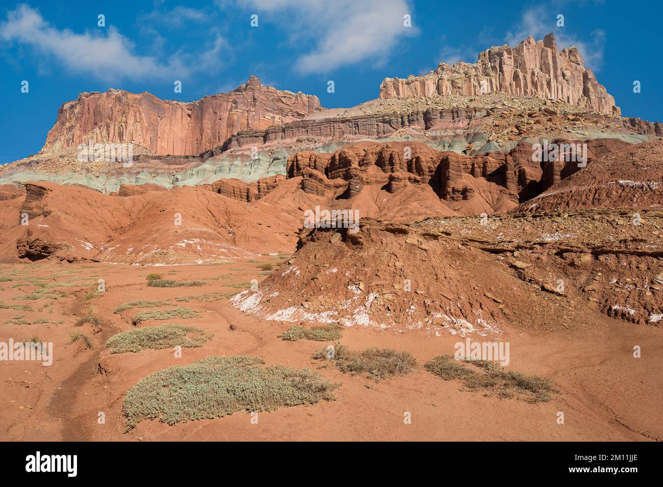 Formazione rocciosa del castello vicino al centro visitatori del Capitol Reef National Park vicino a Torrey, Utah Foto Stock