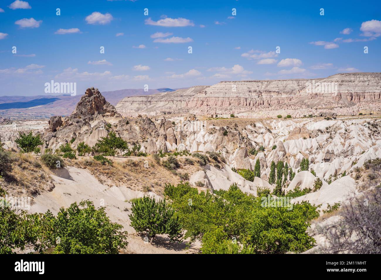 Splendida vista sulle montagne della Cappadocia e le case delle grotte. Turchia Foto Stock