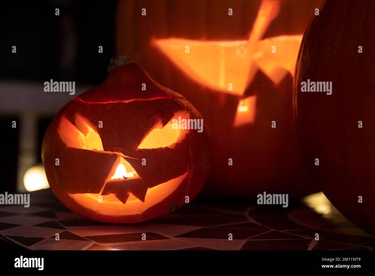 Zucche scolpite in piedi su un balcone la sera di Halloween, Germania Foto Stock