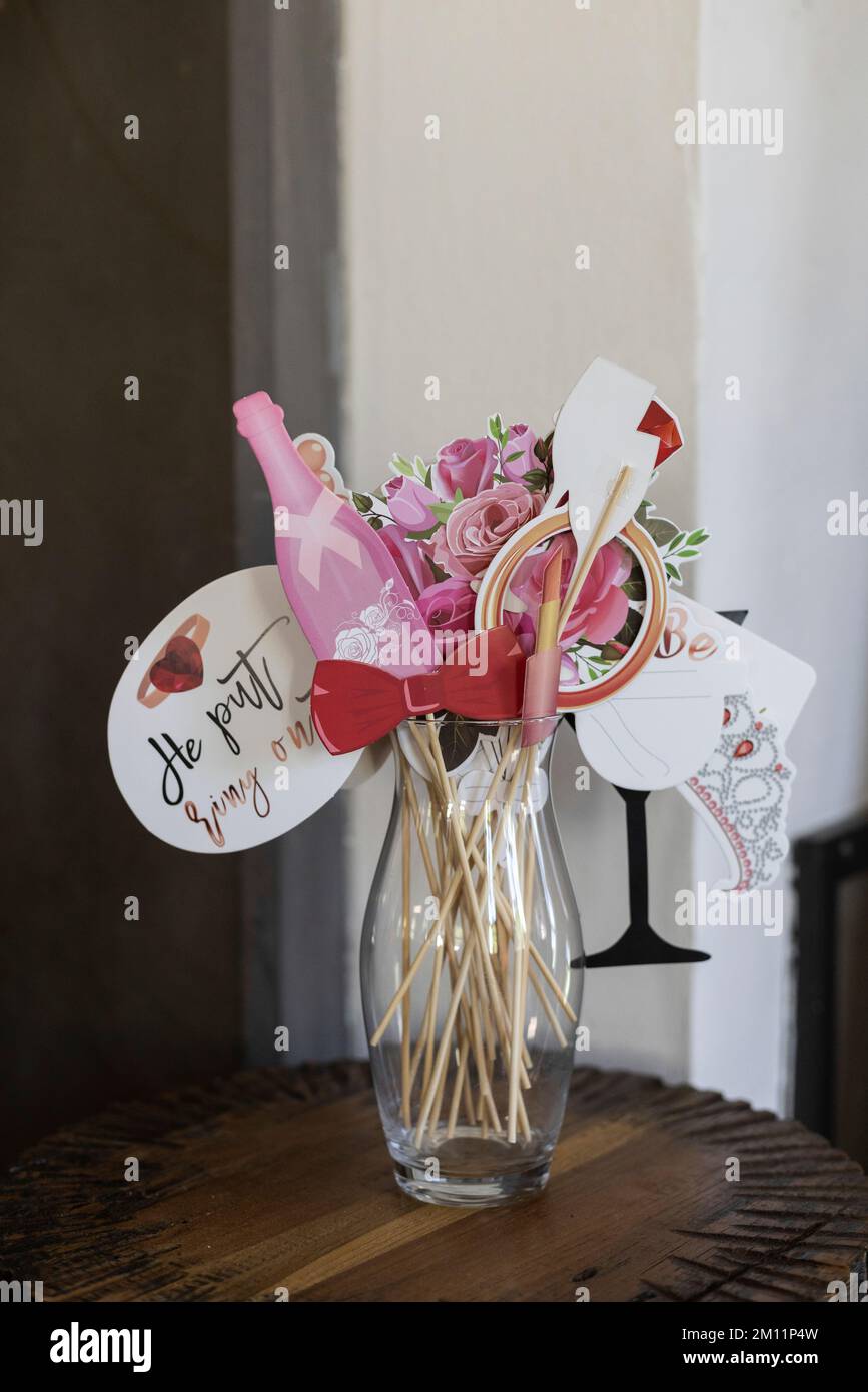 Vaso in vetro con accessori e accessori per una scatola fotografica durante una festa di nozze Foto Stock